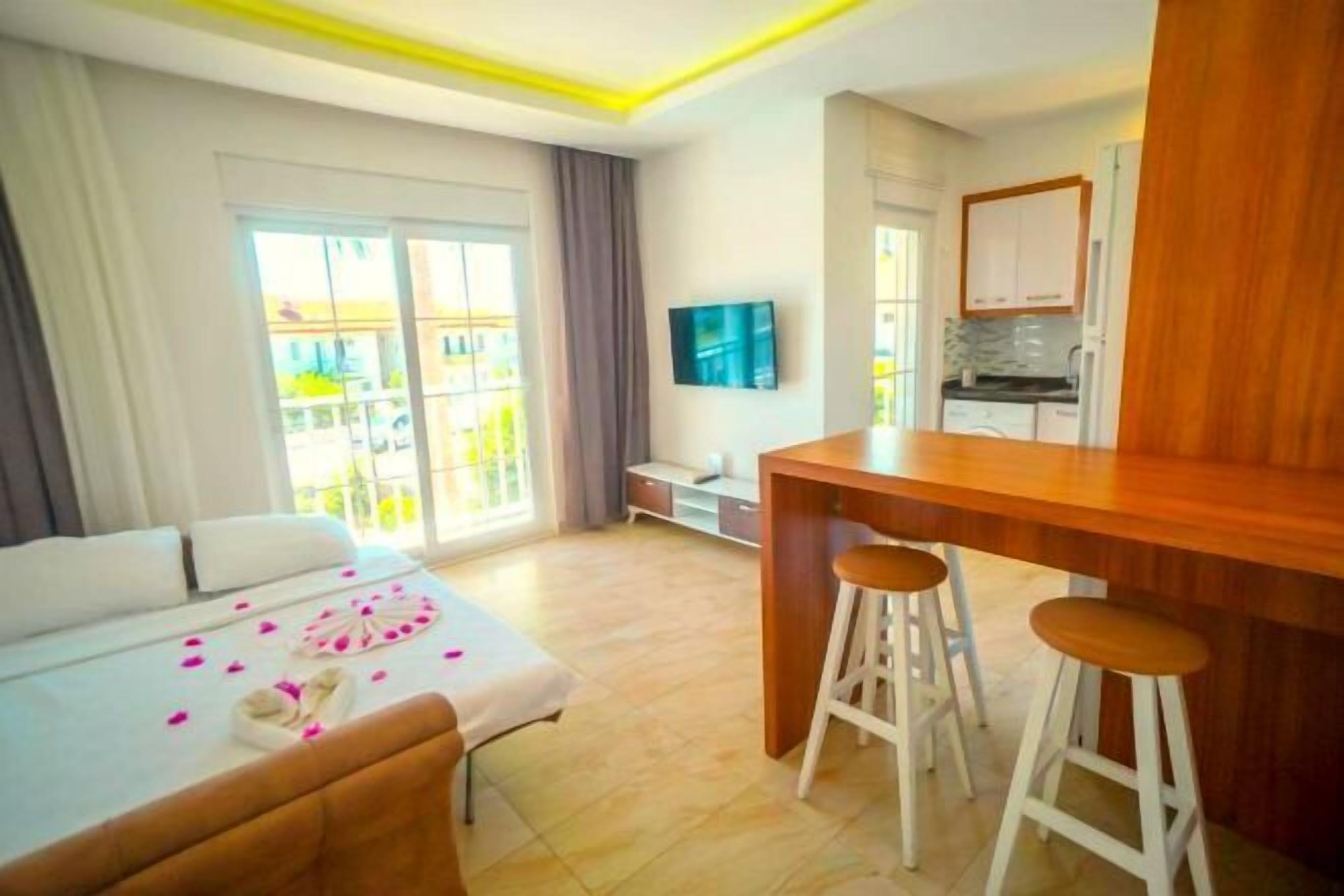 Hypo-allergenic bedding, minibar, blackout drapes