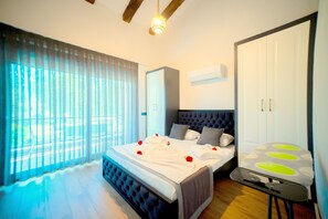 Sweet Home Apartments Annex Building D | Hypo-allergenic bedding, minibar, blackout drapes