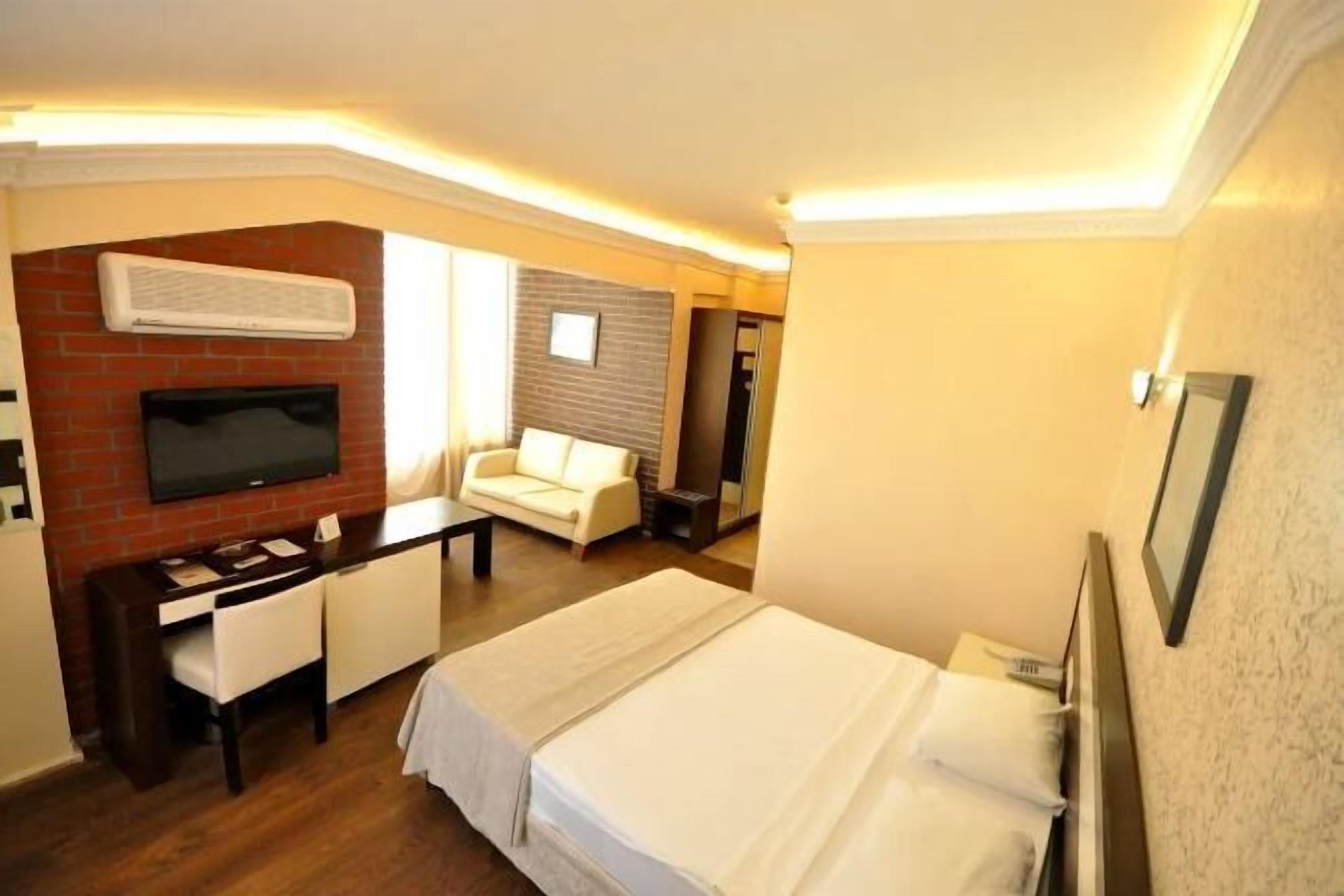 Hypo-allergenic bedding, minibar, blackout drapes