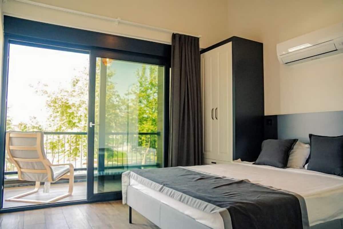 1 bedroom, hypo-allergenic bedding, minibar, blackout drapes