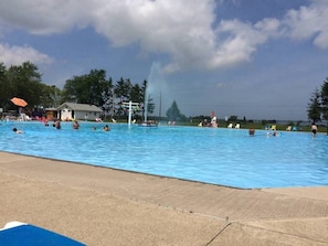 Outdoor pool, a heated pool - Beautiful 3 Bedrooms Getaway On Niagara on the Lake perfect for 4 adults + kids (Niagara on the Lake)