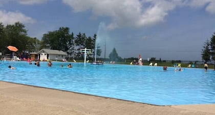 Beautiful 3 Bedrooms Getaway On Niagara on the Lake perfect for 4 adults + kids