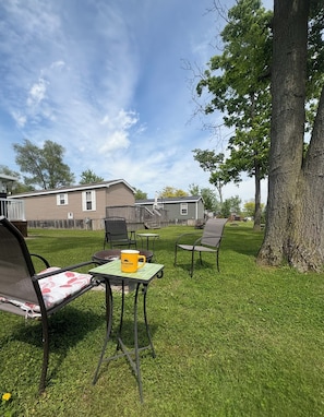 Property grounds - Beautiful 3 Bedrooms Getaway On Niagara on the Lake perfect for 4 adults + kids (Niagara on the Lake)