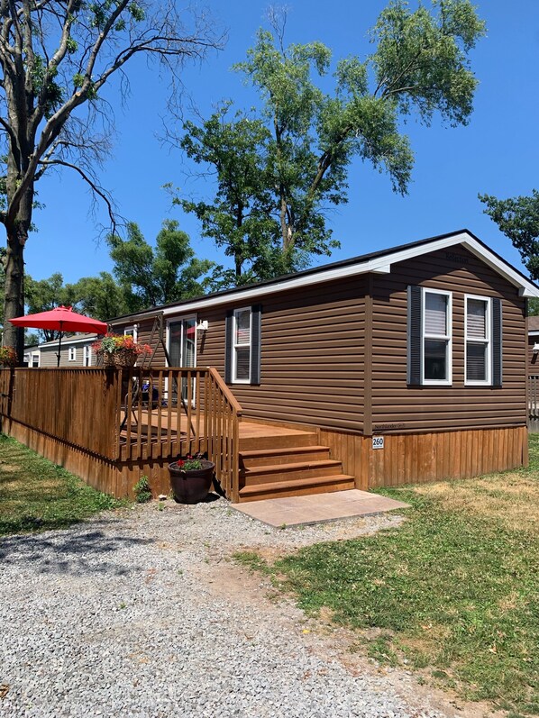 Exterior - Beautiful 3 Bedrooms Getaway On Niagara on the Lake perfect for 4 adults + kids (Niagara on the Lake)