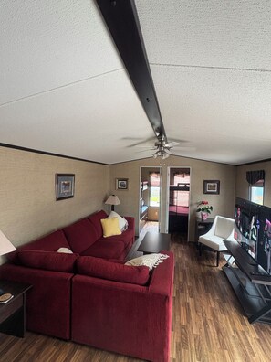 Smart TV, fireplace, books - Beautiful 3 Bedrooms Getaway On Niagara on the Lake perfect for 4 adults + kids (Niagara on the Lake)