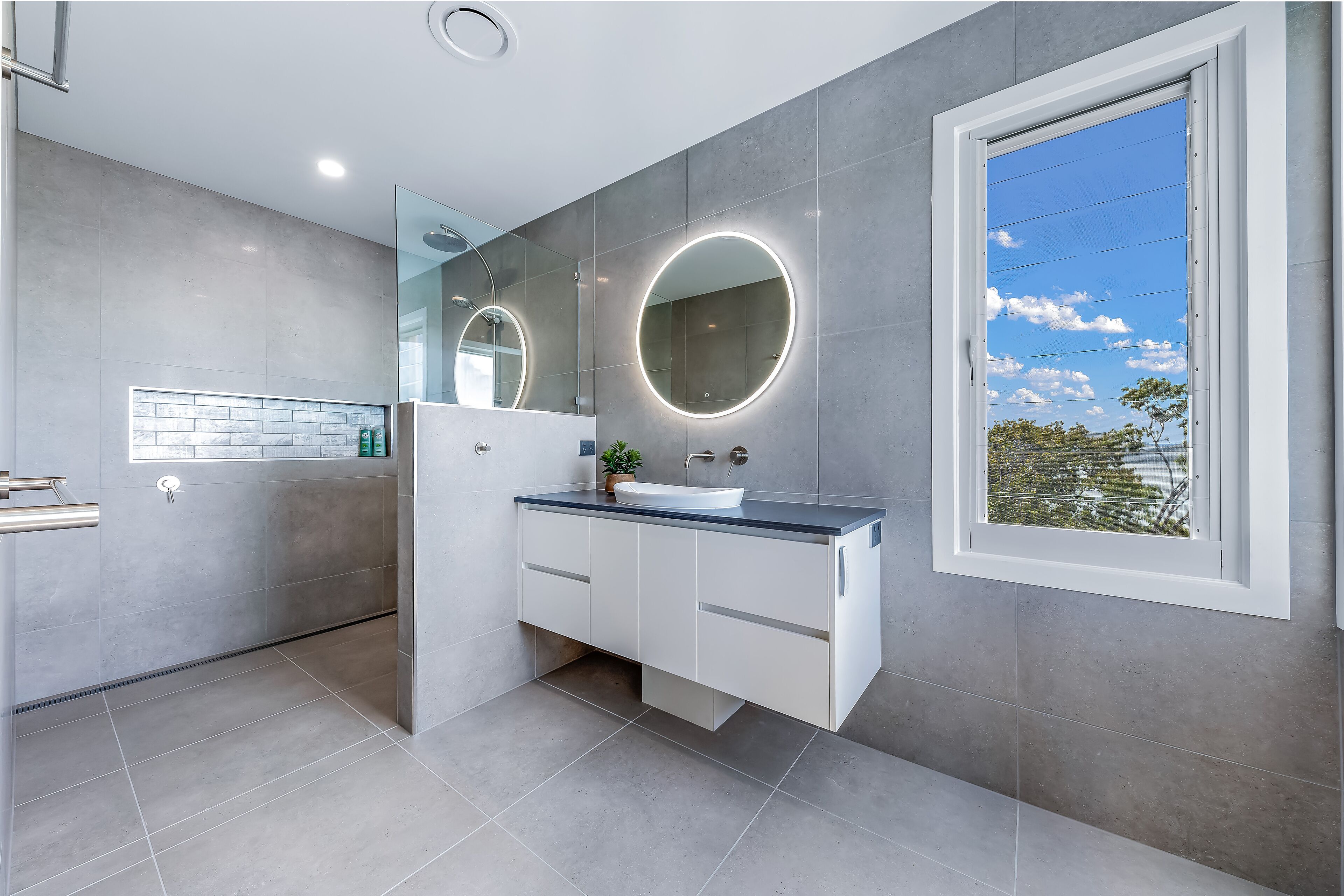 Relax in style as you overlook the Coral Sea and Whitsunday Islands beyond — image 23