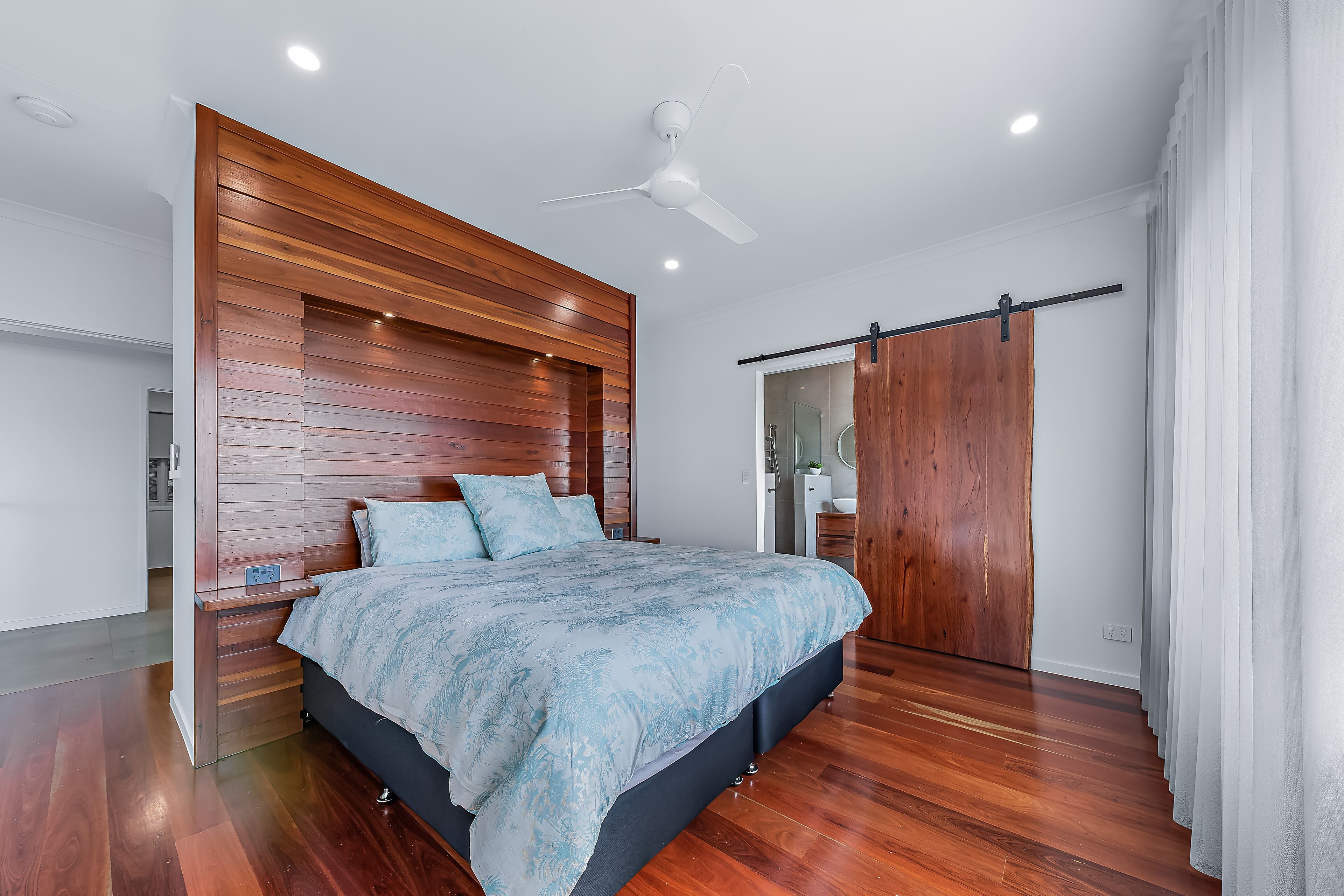 Relax in style as you overlook the Coral Sea and Whitsunday Islands beyond — image 17