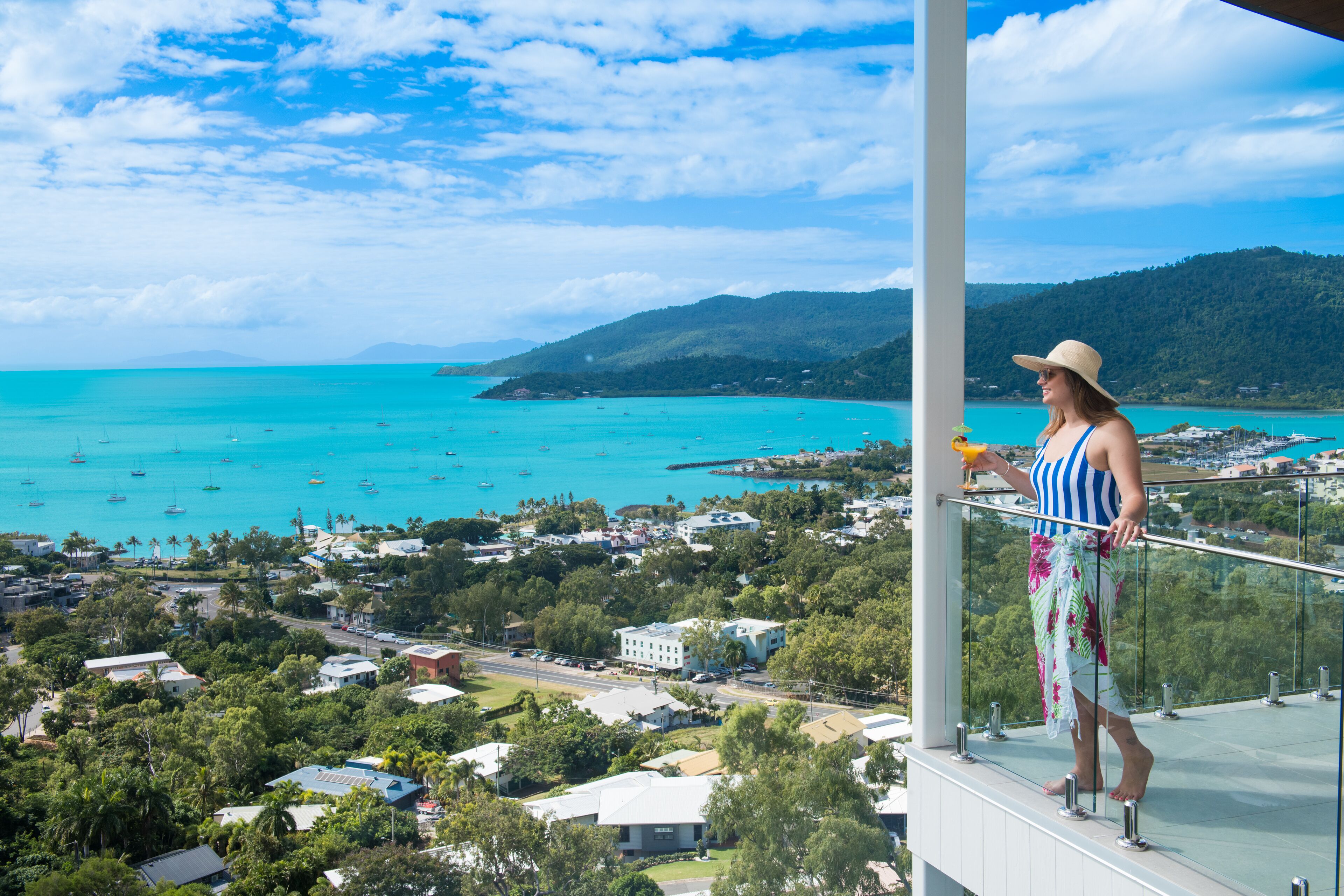 Relax in style as you overlook the Coral Sea and Whitsunday Islands beyond — image 25