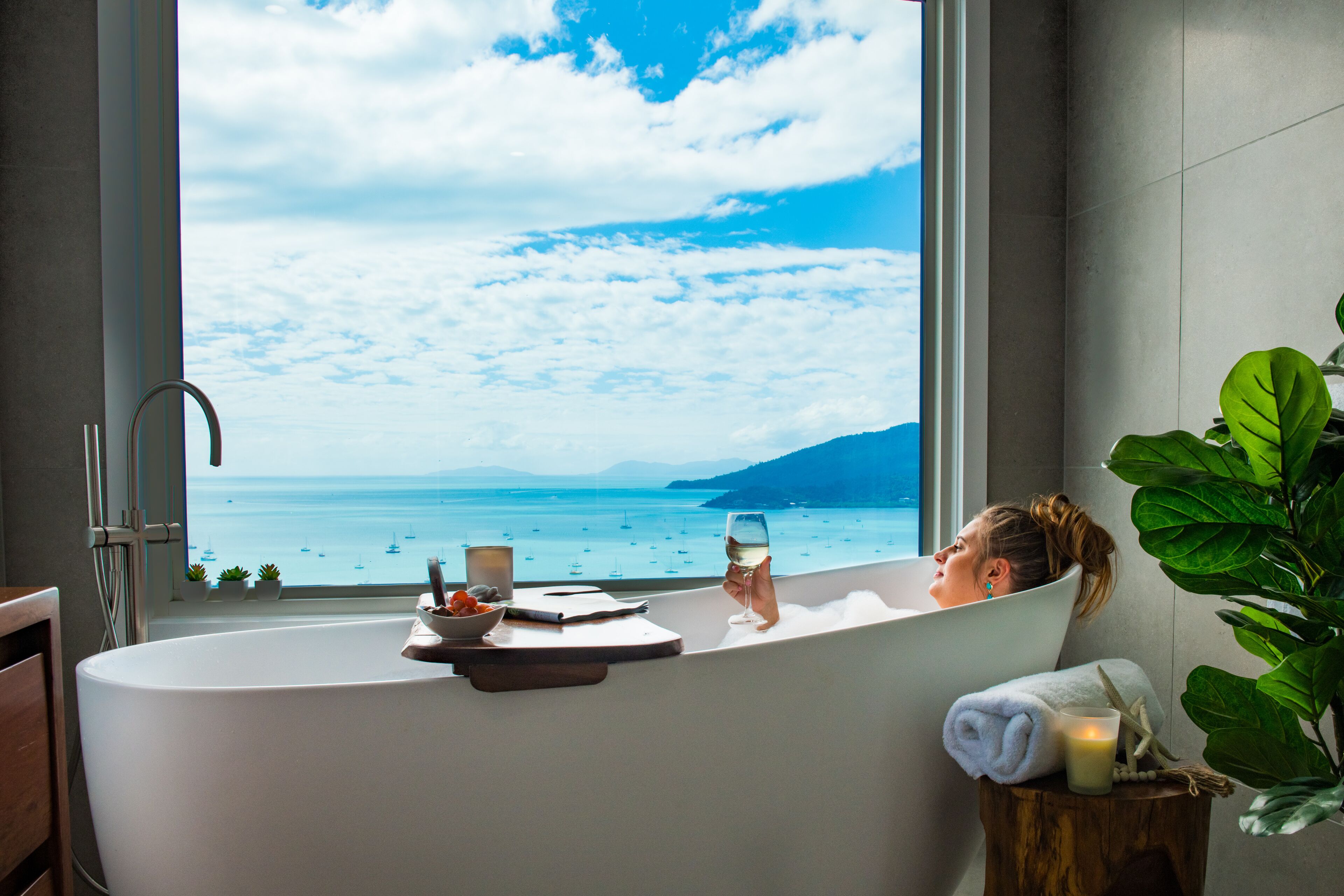 Relax in style as you overlook the Coral Sea and Whitsunday Islands beyond — image 19