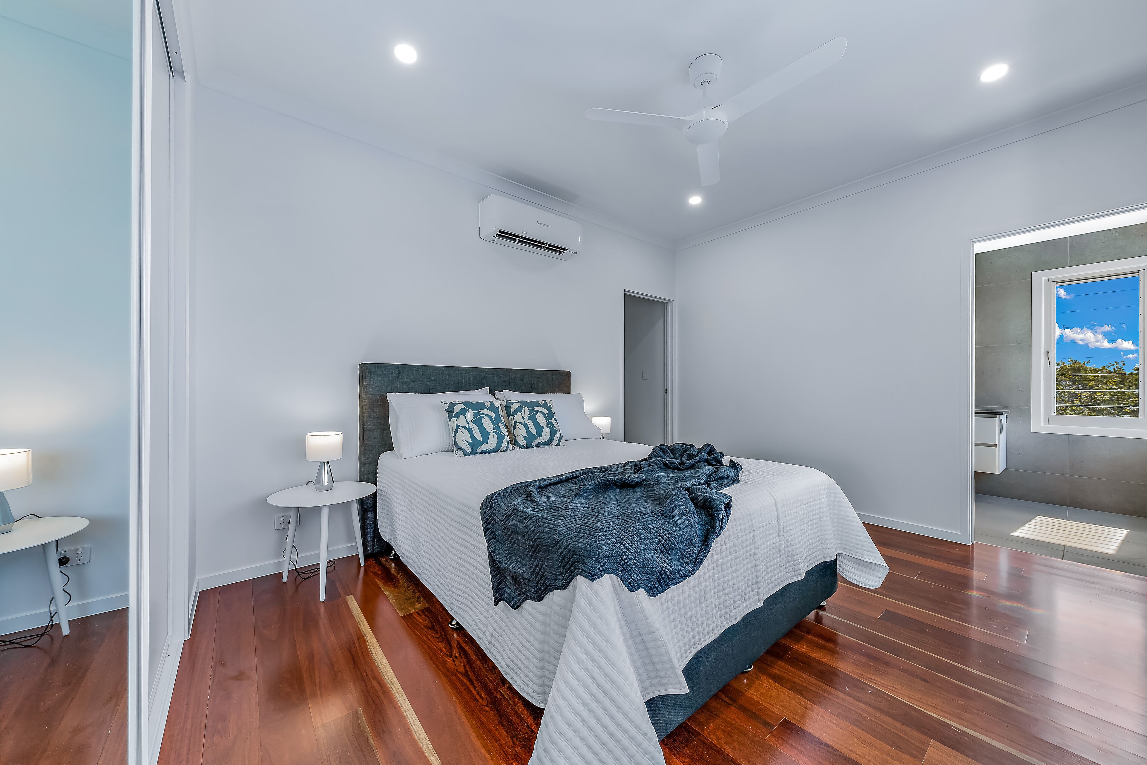 Relax in style as you overlook the Coral Sea and Whitsunday Islands beyond — image 20