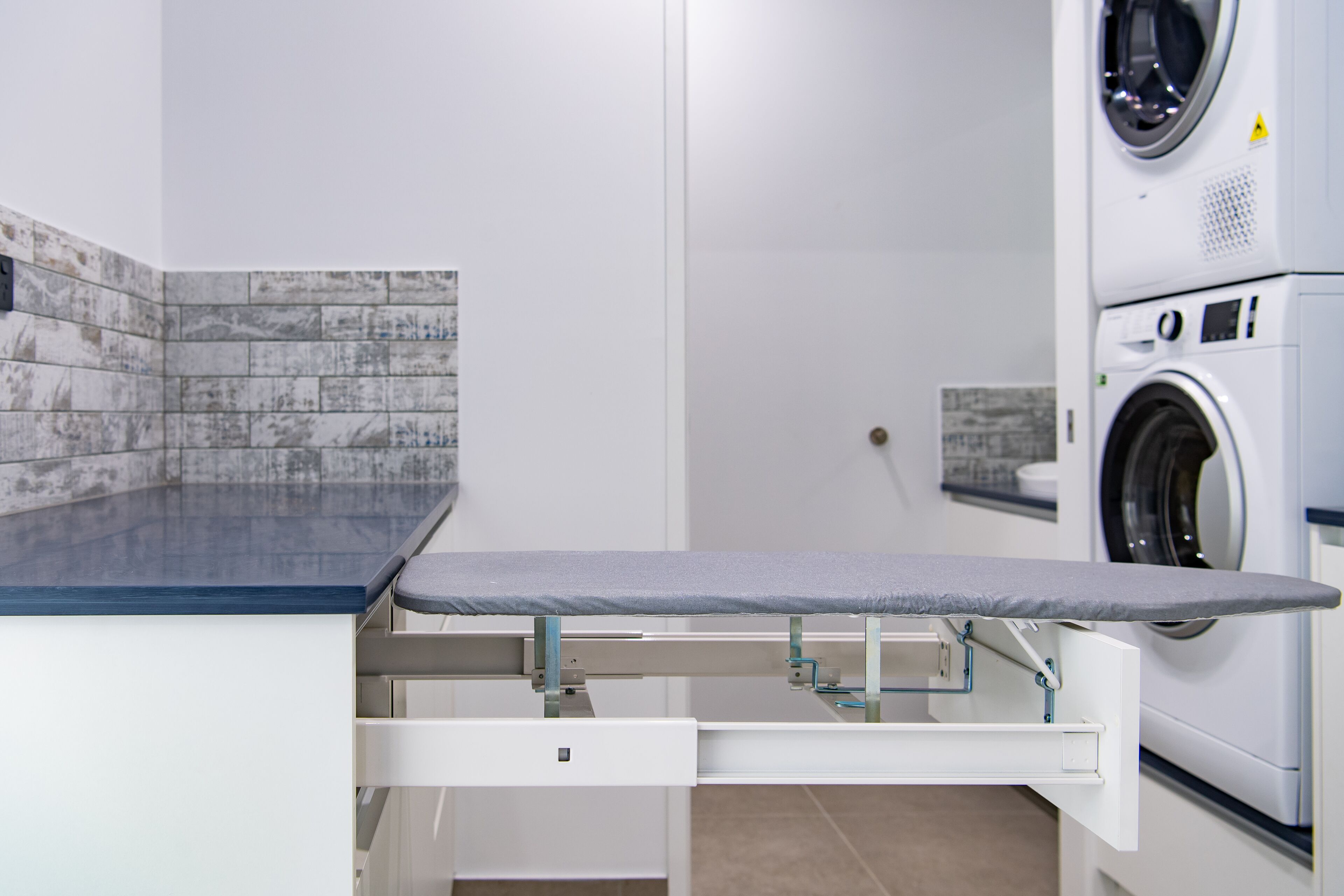 Relax in style as you overlook the Coral Sea and Whitsunday Islands beyond — image 24