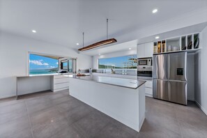 Fridge, microwave, oven, stovetop - Relax in style as you overlook the Coral Sea and Whitsunday Islands beyond (Airlie Beach)