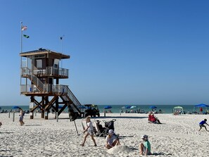 Playa en los alrededores, camastros y toallas de playa 