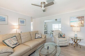Smart TV, DVD player, books - SALE! NEW LISTING! Minutes to beaches and preserves! Family Fun w/ private pool  (Bradenton)