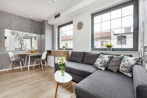 Leilighet – comfort | Oppholdsområde | En 42-tommers Flatskjerm-TV med kabel-kanaler samt TV