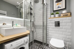 Comfort appartement | Badkamer | Een douche, gratis toiletartikelen, een haardroger, handdoeken