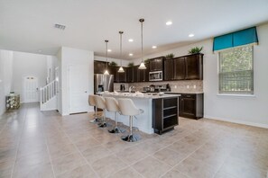 Fridge, microwave, oven, stovetop - Lima Paradise - Private Pool/Spa. Free Resort Access. (Kissimmee)