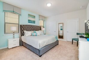 Bureau, fer et planche à repasser, lit de bébé portatif