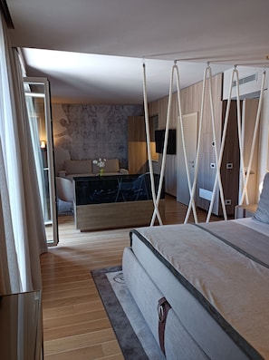 2 bedrooms, minibar, in-room safe, blackout curtains