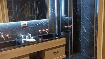 Penthouse | Bathroom | Shower, rainfall showerhead, free toiletries, hair dryer