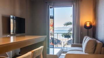 Studio suite, balkon, uitzicht op zee | Woonruimte | Een 50-inch smart-tv met digitale zenders en een televisie