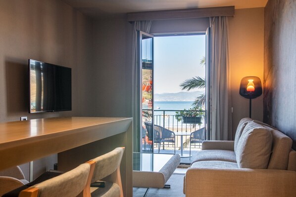 Studiosuite, Balkon, Meerblick | Wohnbereich