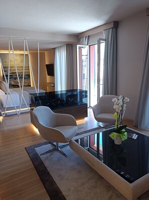 Luxe studio suite, balkon, uitzicht op de stad | Privékeuken | Een espressoapparaat, een koffiezetapparaat/waterkoker, een waterkoker