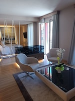 Suite estudio de lujo, balcón, vistas a la ciudad | Cocina privada | Máquina de café espresso, cafetera o tetera y hervidor eléctrico