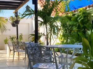 Outdoor dining - Casa Ines Hostal a place especially for you... (Santa Marta)