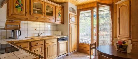 Fridge, microwave, dishwasher, coffee/tea maker
