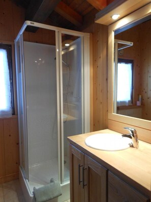 Bathtub, hair dryer - Chalet, wifi, view mountain/village, terrace, balcony, parking, ski locker, 122m², Le Grand Bornand (Le Grand-Bornand)