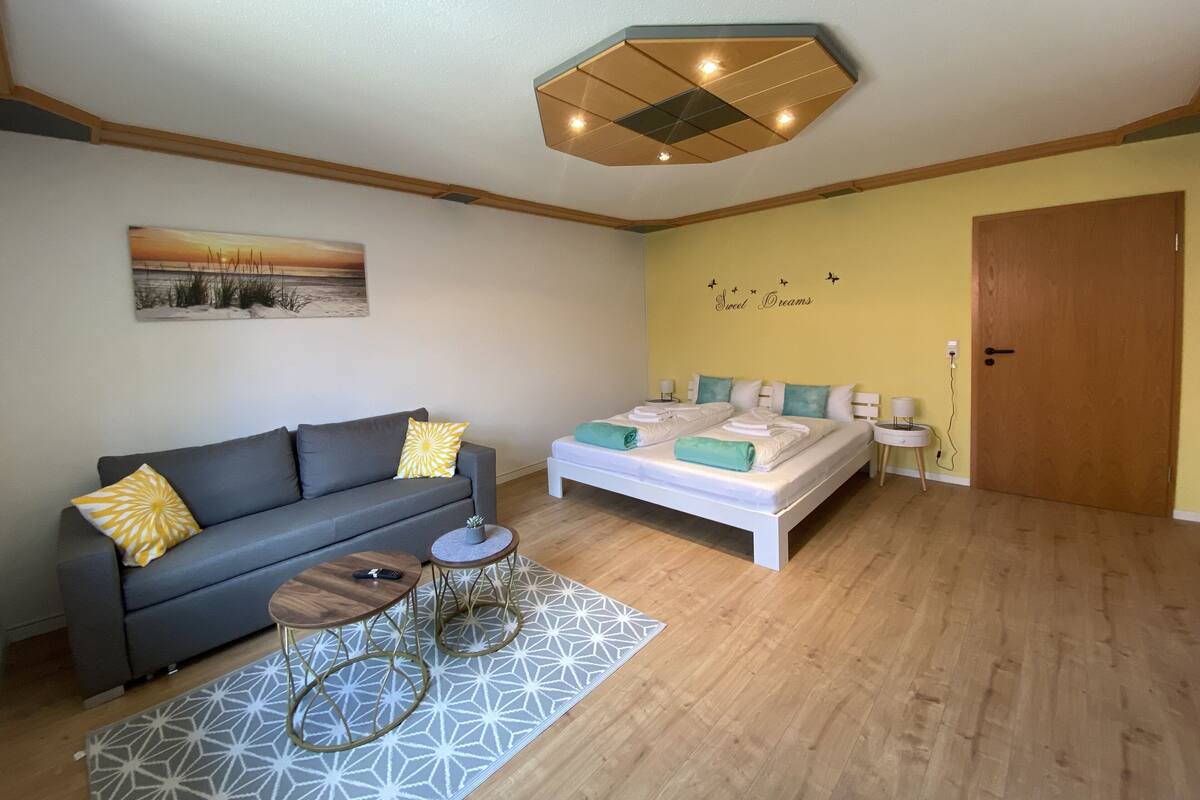 Family Studio Suite | Down duvets, laptop workspace, blackout curtains, free WiFi