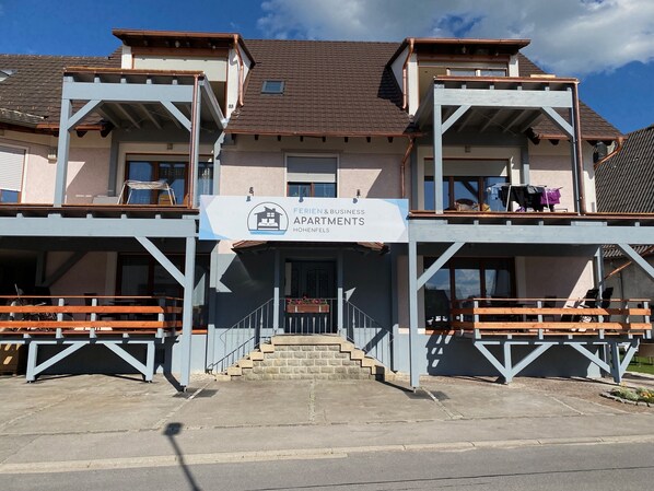 Mặt tiền nơi lưu trú