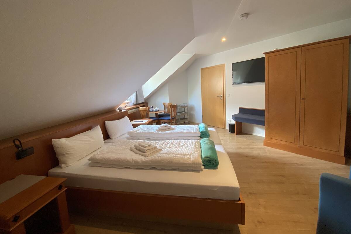 Comfort Triple Room | Down duvets, laptop workspace, blackout curtains, free WiFi