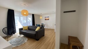 Design Apartment | Down duvets, laptop workspace, blackout curtains, free WiFi -  Ferien & Business Apartments Hohenfels (Hohenfels)