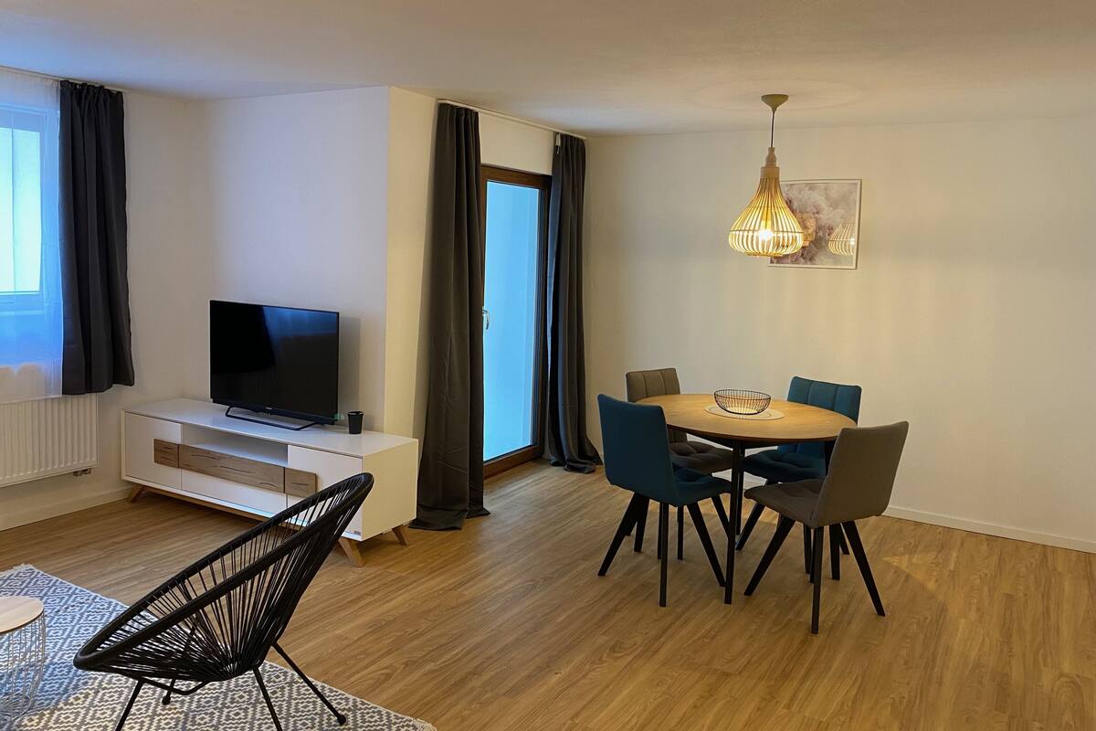Design Apartment | Down duvets, laptop workspace, blackout curtains, free WiFi