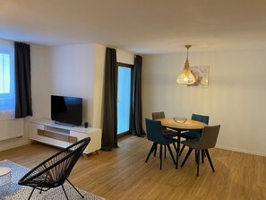 Căn hộ có thiết kế đặc sắc | Chăn bông, trang trí khác biệt 