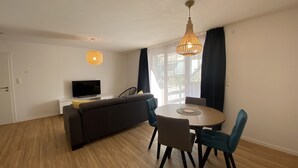 Design Apartment | Down duvets, laptop workspace, blackout curtains, free WiFi -  Ferien & Business Apartments Hohenfels (Hohenfels)