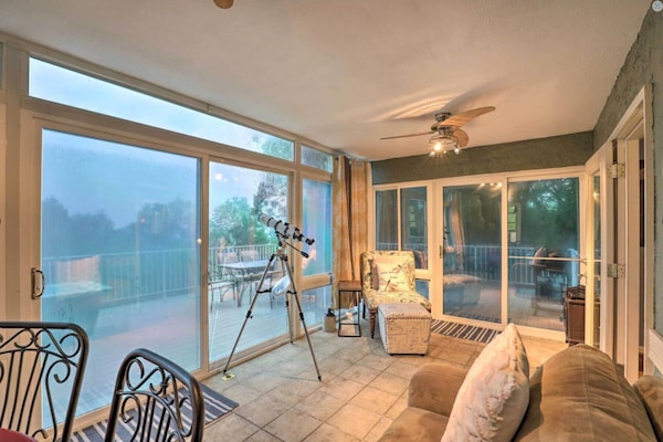 Una Smart TV, un reproductor de DVD, una videoteca