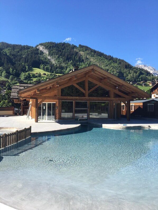 Indoor pool, a heated pool - Wifi, 3rd floor, view mountain, swimming pool, balcony, parking, tv, 67m², Le Grand Bornand (Le Grand-Bornand)