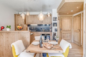 Dining - Floor -2, view open, fitness, swimming pool, balcony, parking, tv, ski locker, 60m² (Champagny-en-Vanoise)