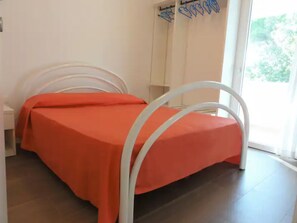 2 chambres, coffres-forts dans les chambres, draps fournis