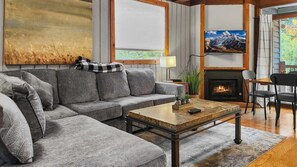 Televisión, chimenea y oficina 