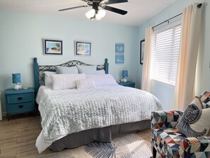 2 chambres, fer et planche à repasser, lit de bébé portatif