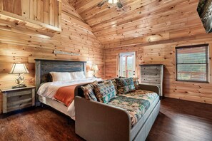 5 bedrooms, iron/ironing board, travel crib, free WiFi - Heated Indoor Pool, Movie Thr, Hot Tub, Mtn Views! (Pigeon Forge)