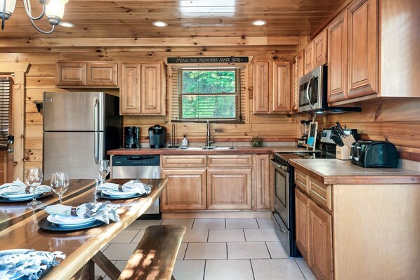 Fridge, microwave, oven, stovetop - Heated Indoor Pool, Movie Thr, Hot Tub, Mtn Views! (Pigeon Forge)