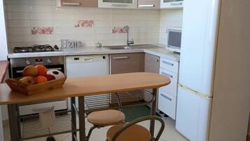 บ้านพัก (Three Bedroom Holiday Home with Garde) | ครัวส่วนตัว | ตู้เย็น