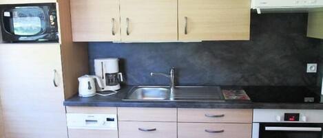 Kjøleskap, mikrobølgeovn, ovn og oppvaskmaskin