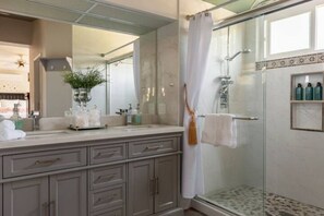 Combined shower/tub, hair dryer, towels, soap - Panoramic Views with Relaxing Resort Feel (San Diego)