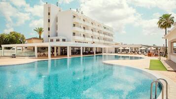 Utendørsbasseng, bassengparasoller og solsenger